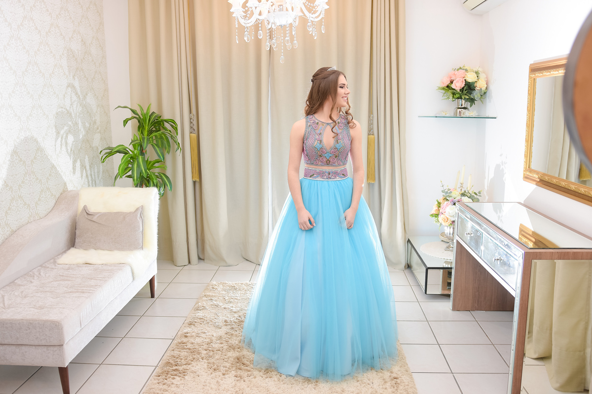 aniversariante se arrumando na salão antes da festa de 115 anos em armazém santa catarina