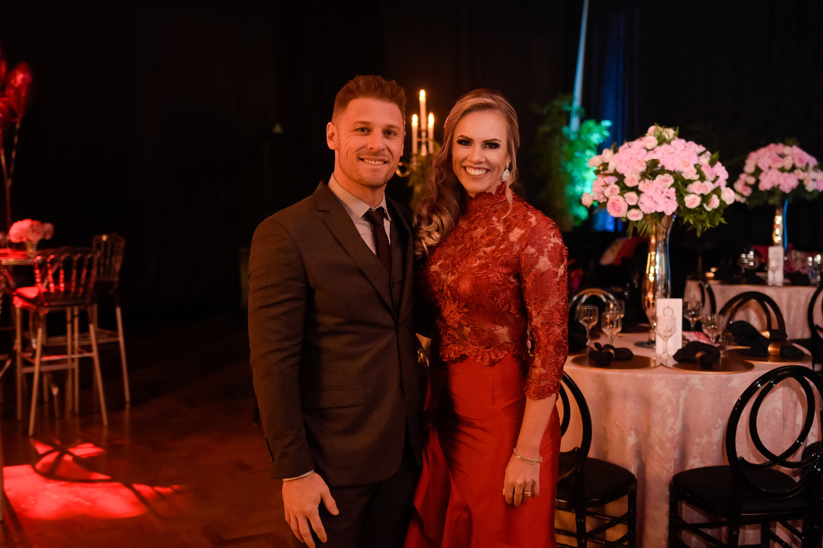 pai e mãe da aniversariante posando para foto em armazém-sc