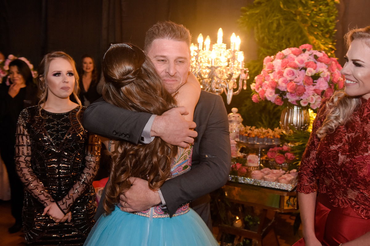 filha abraçando o pai antes do seu aniversario