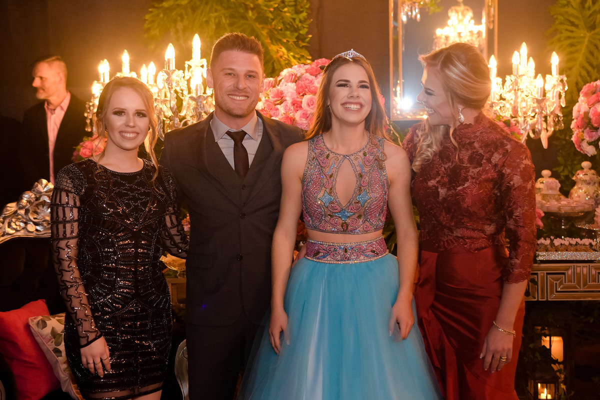 pais e filhas posando para foto