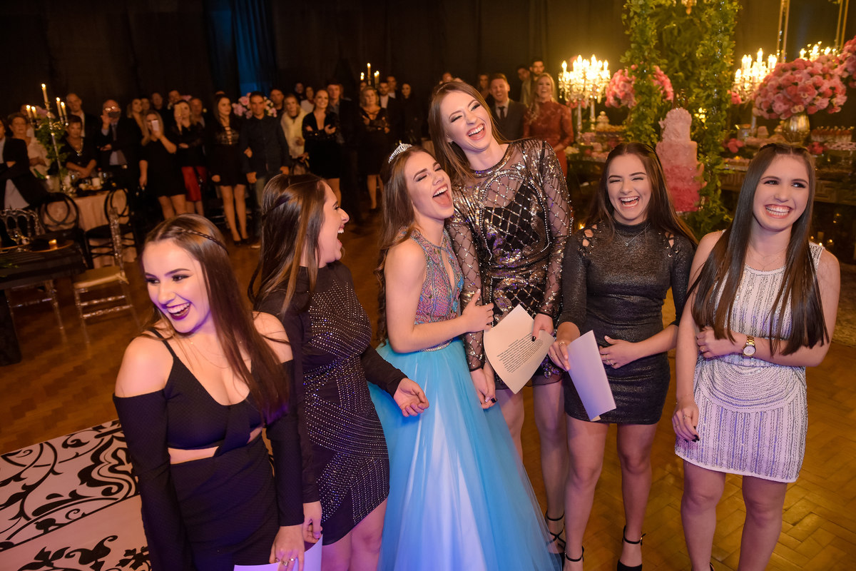 amigas rindo no aniversario