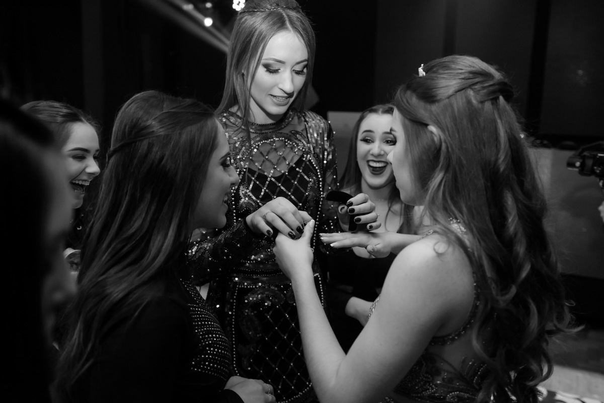 amiga entregando um anel para aniversariante, foto em preto e branco