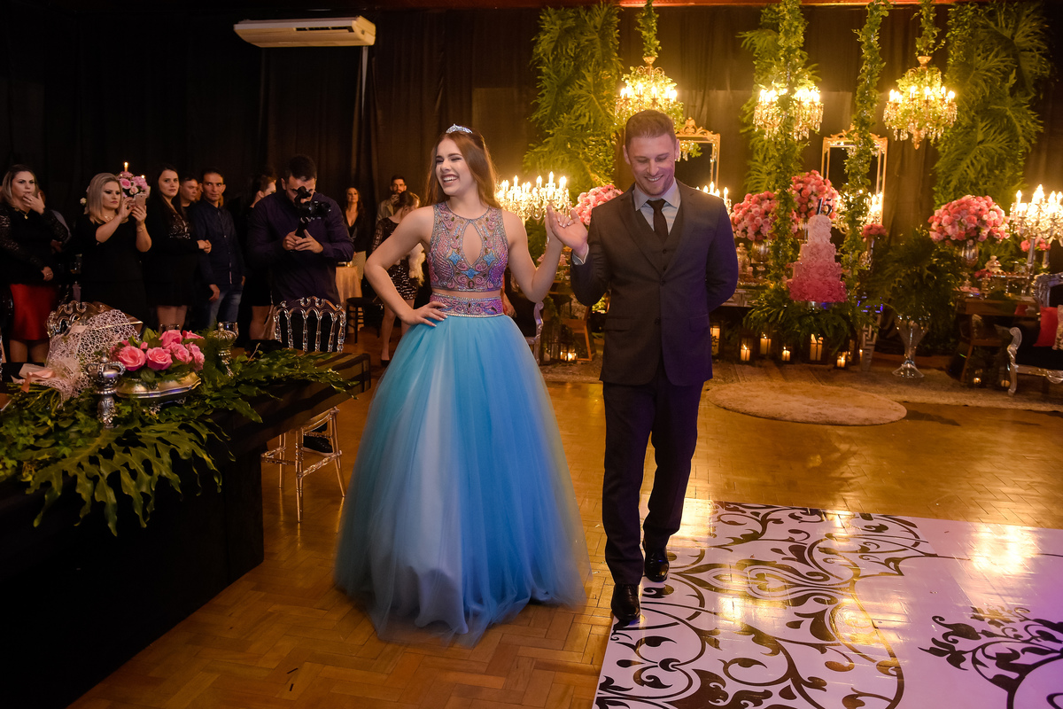 pai tirando a filha para a valsa no seu aniversario