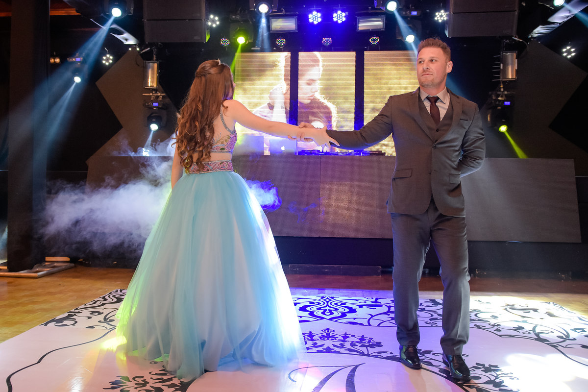 pai e filha dançando na festa de aniversario 