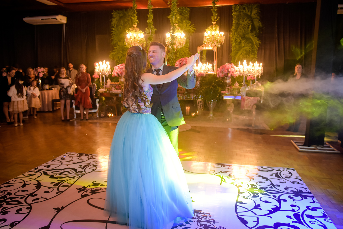 pai e filha dançando na festa de aniversario 