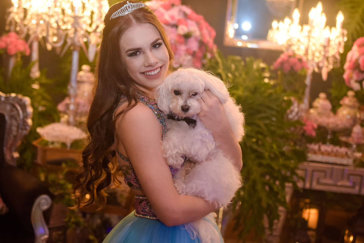 aniversariante com seu cachorrinho de estimação