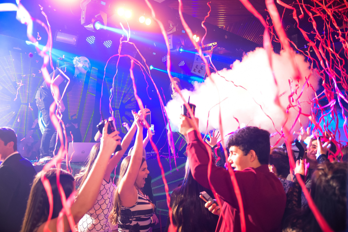 dj fazendo a festa em armazém santa catarina, festa de 15 anos