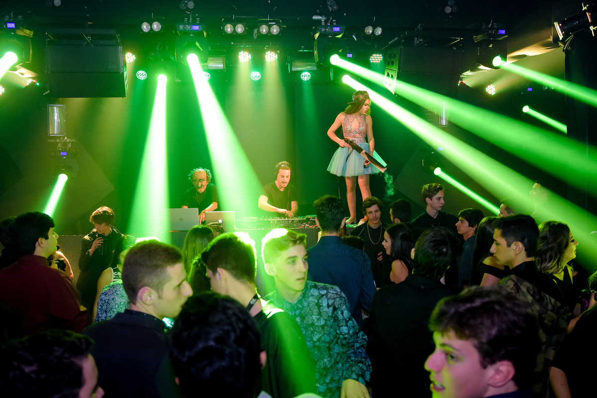 dj fazendo a festa em armazém santa catarina, festa de 15 anos