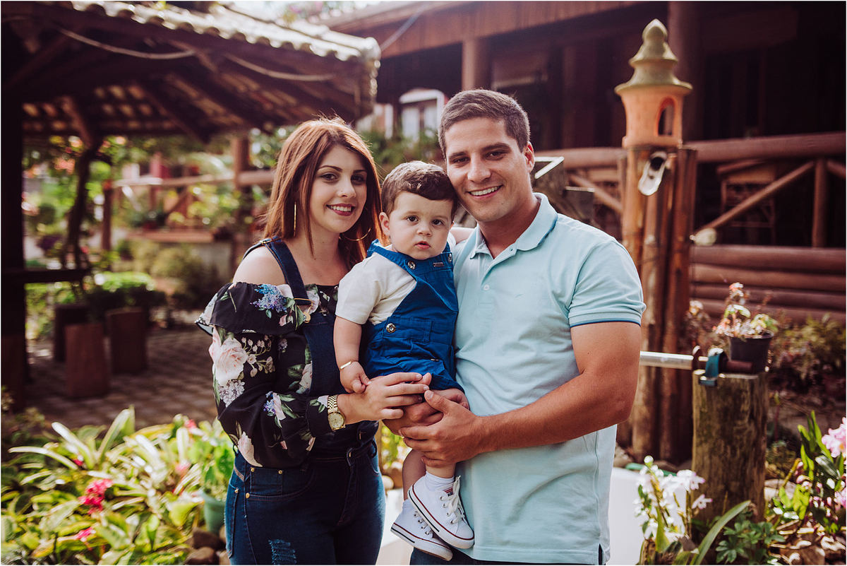 ensaio infantil, foto com os pais, todos sorrindo em um dia muito divertido