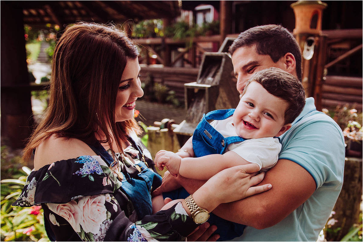 ensaio infantil, pais fazendo filho rir, em tubarao-sc
