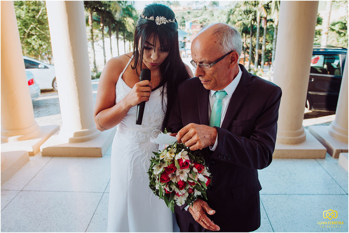 noiva emocionada fazendo homenagem para seu noivo antes de entrar na igreja acompanhada do seu tio
