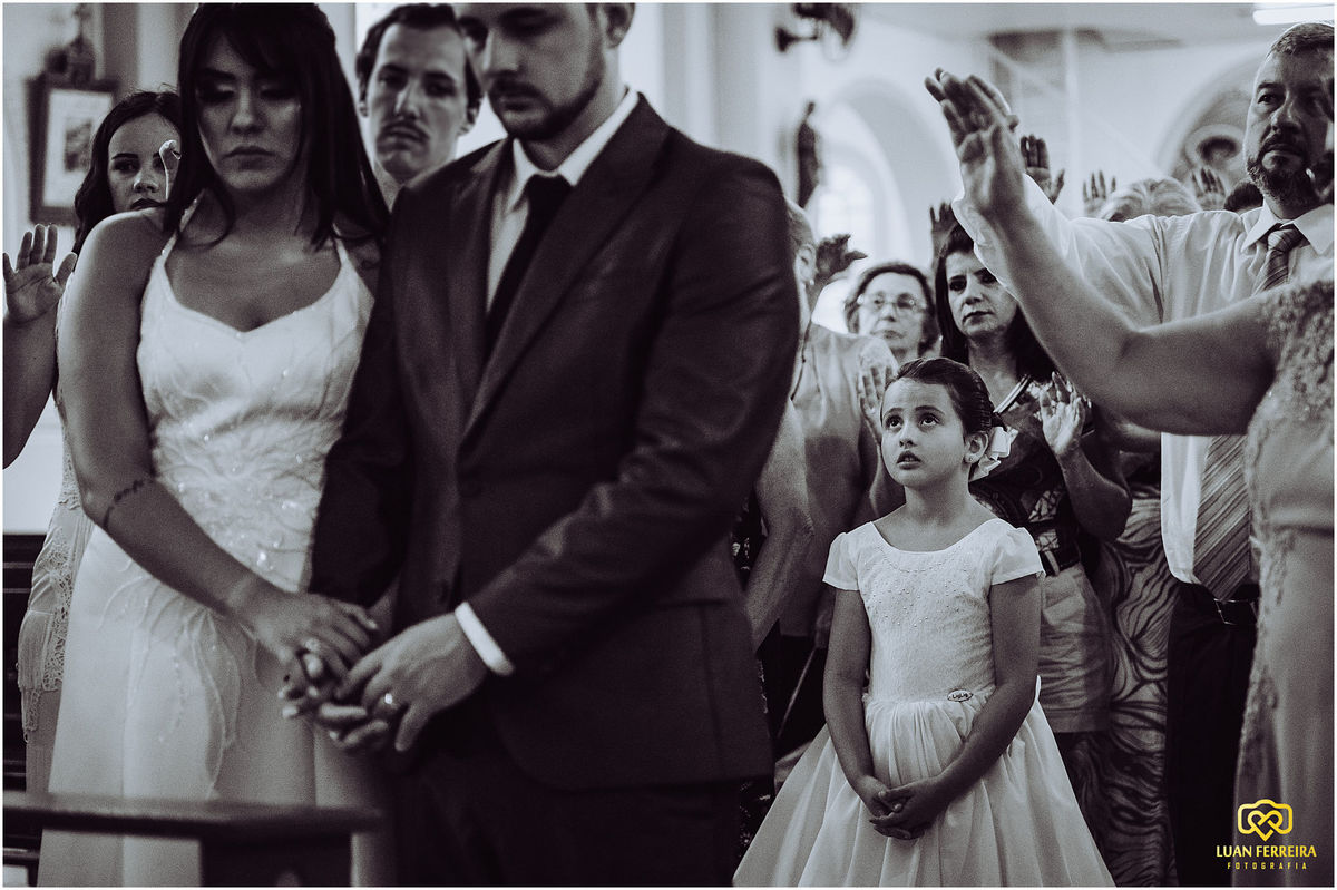 foto em preto e branco do noivos e convidados 