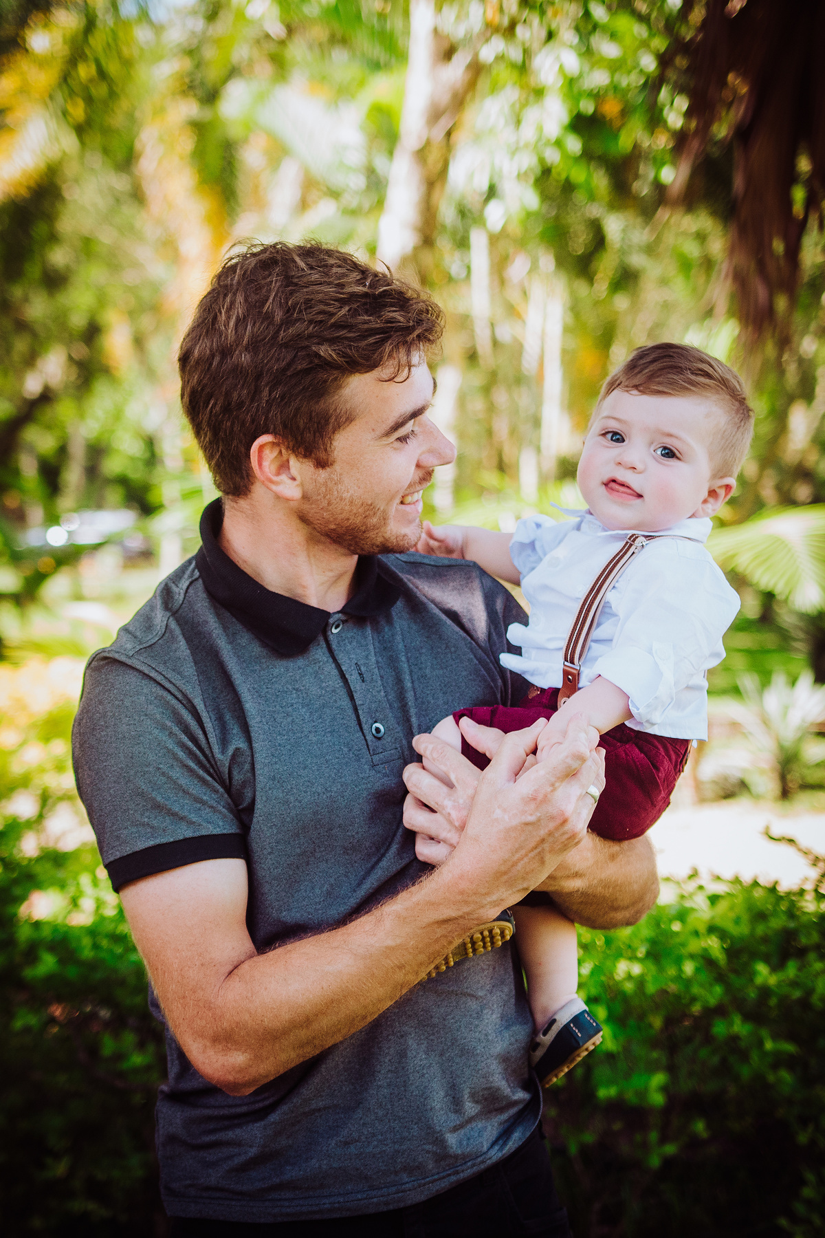 padrinho brincando com o afilhado no colo em armazem santa catarina