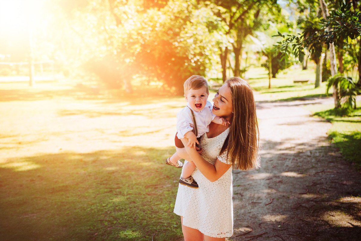 mãe e filho se divertindo em ensaio fotografico, gravata-sc