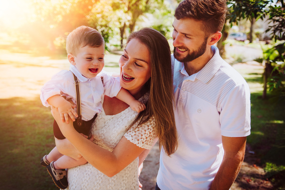 ensaio fotografico de familia, pais brincando com o filho 