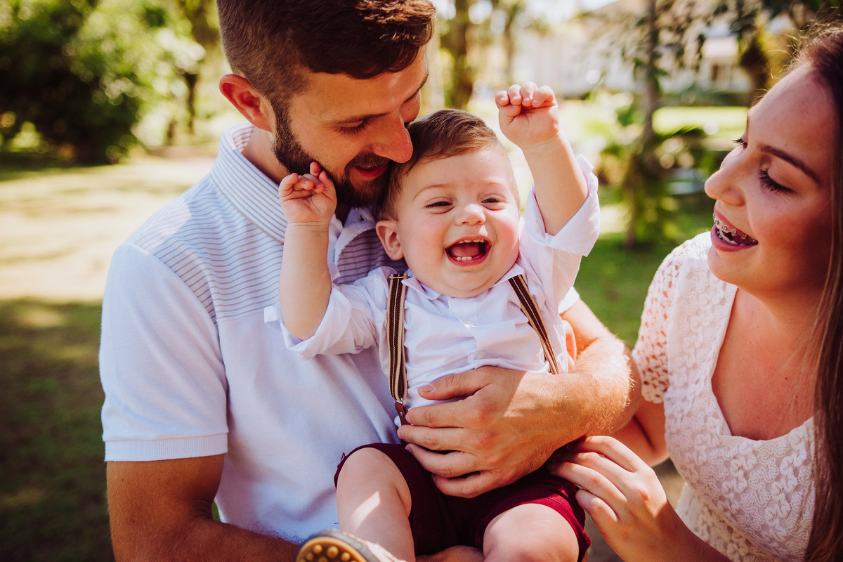 ensaio fotografico de familia, pais brincando com o filho 