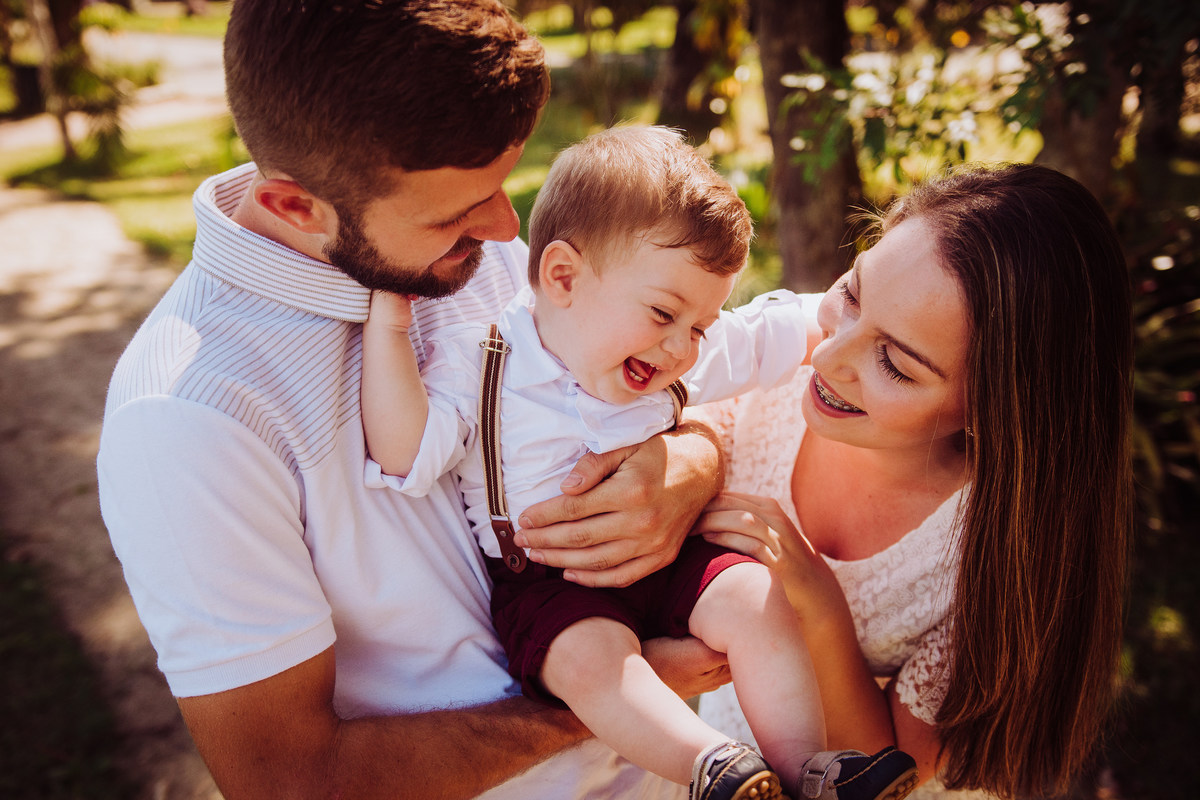 ensaio fotografico de familia, pais brincando com o filho 