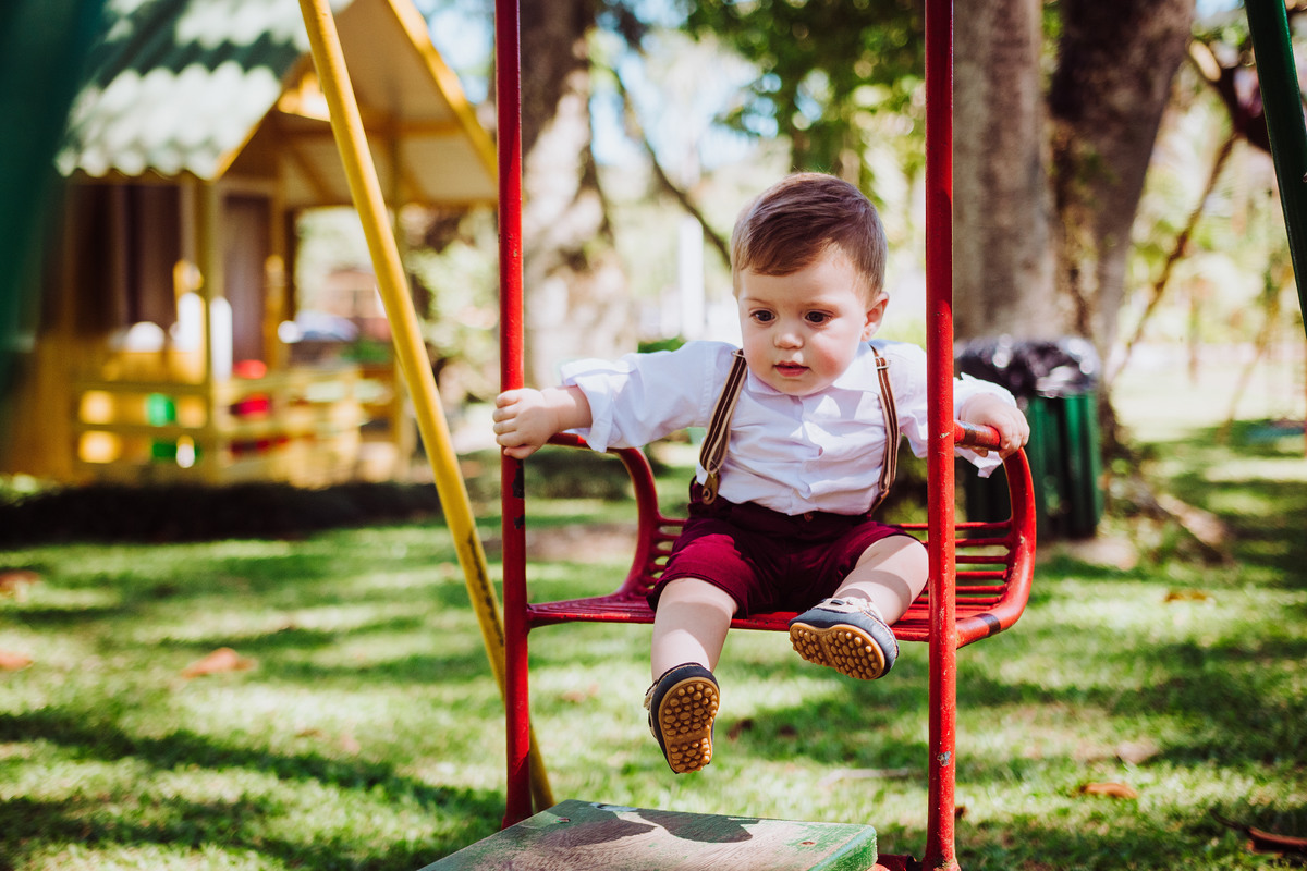 ensaio fotografico infantil em gravatal-sc. menino brincando no balanço