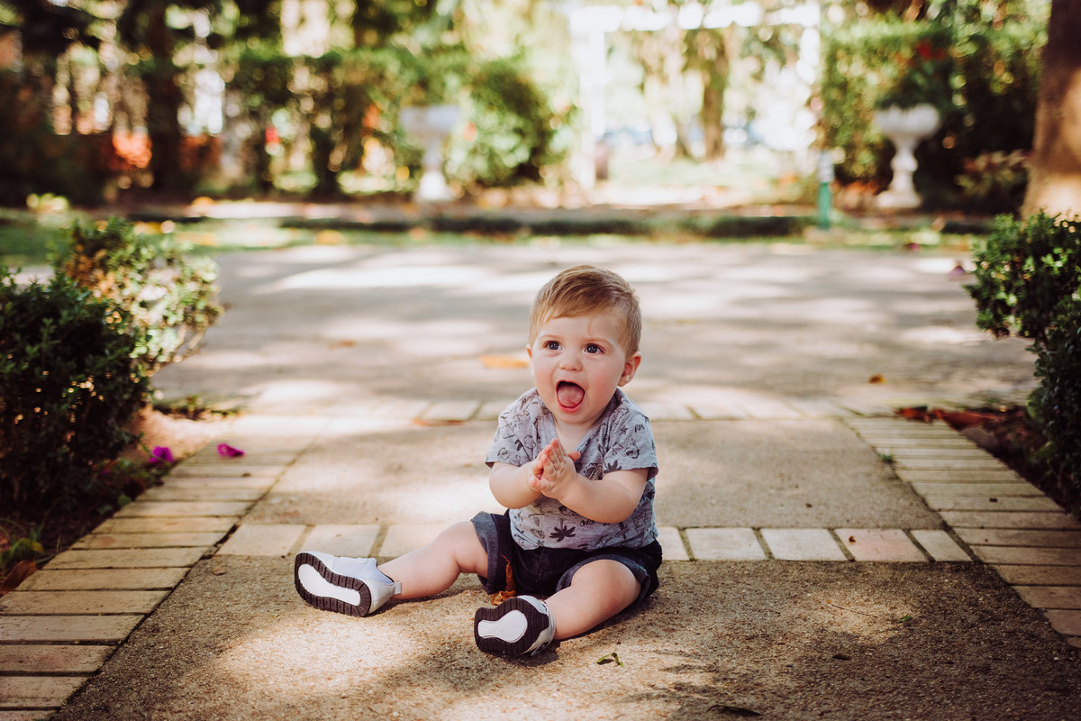 ensaio fotografico infantil em gravatal-sc. menino sentado no chão