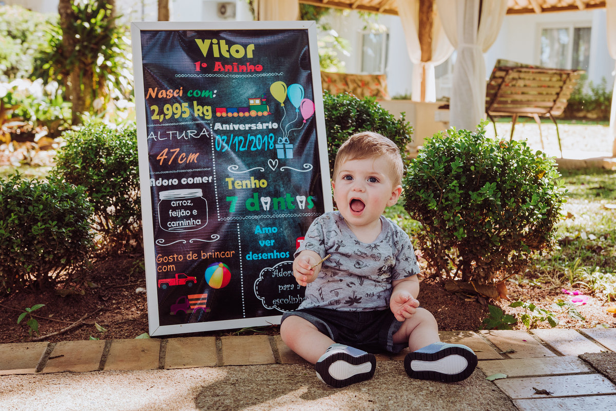 ensaio fotografico infantil em gravatal-sc. menino sentado no chão