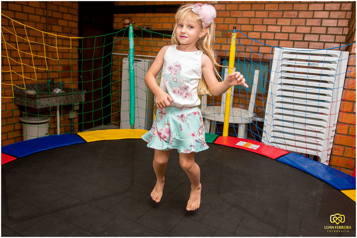 foto criança pulando na cama elástica