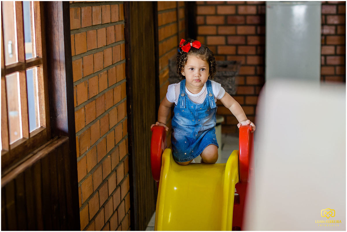 criança escorregando 