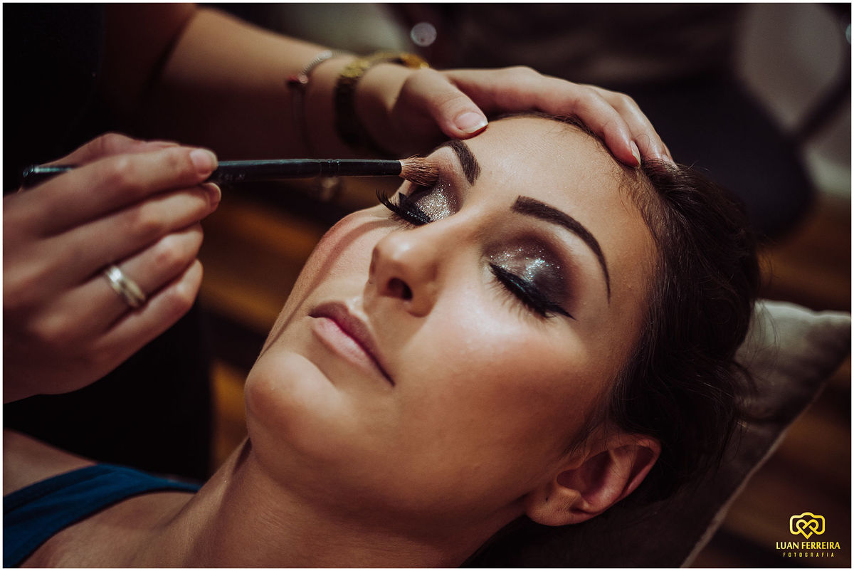 formanda fazendo maquiagem, em tubarão santa catarina
