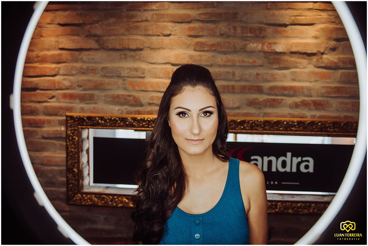 formanda fazendo maquiagem, em tubarão santa catarina