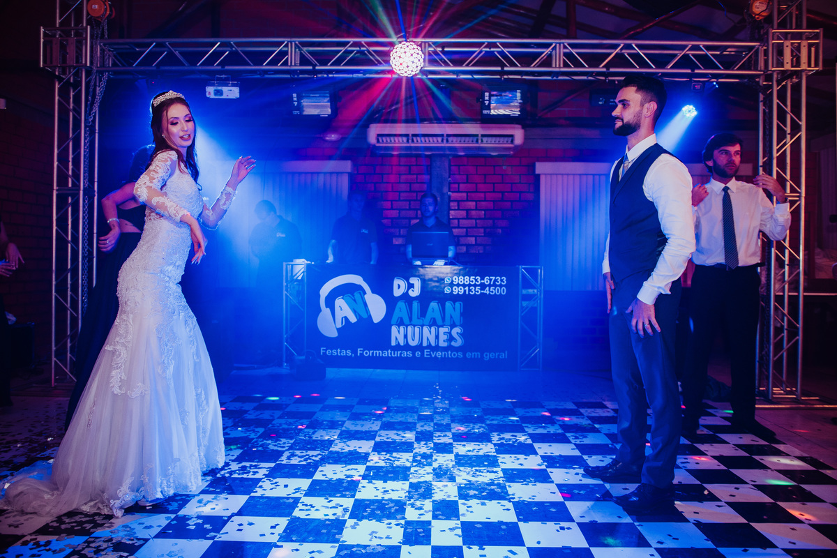 noivos dançando na pista de dança