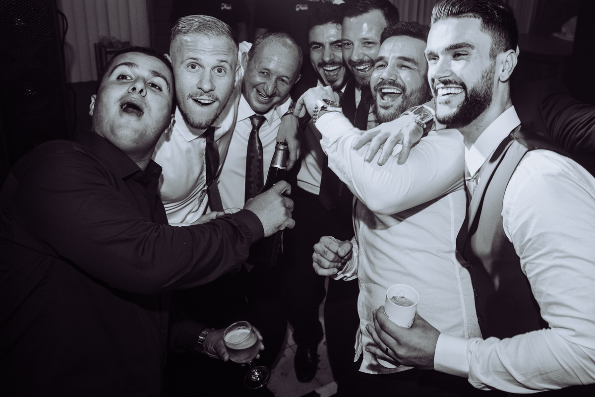 noivo com os padrinhos fazendo a festa 