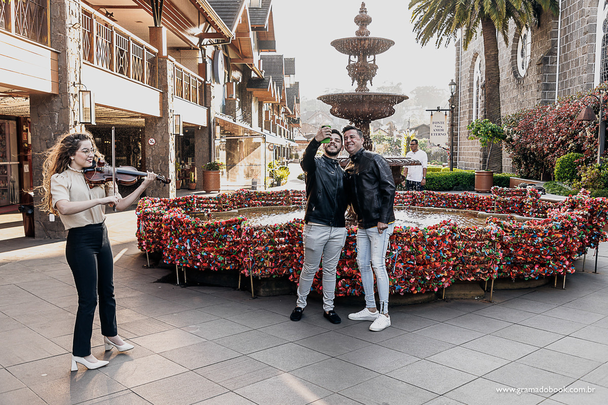 pedido de casamento gay lgbt gramado serra gaucha pride fotografo em gramado fotos violinista fonte do amor