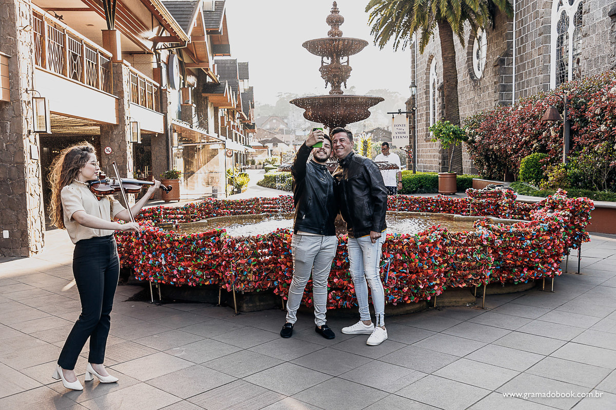 pedido de casamento gay lgbt gramado serra gaucha pride fotografo em gramado fotos violinista fonte do amor