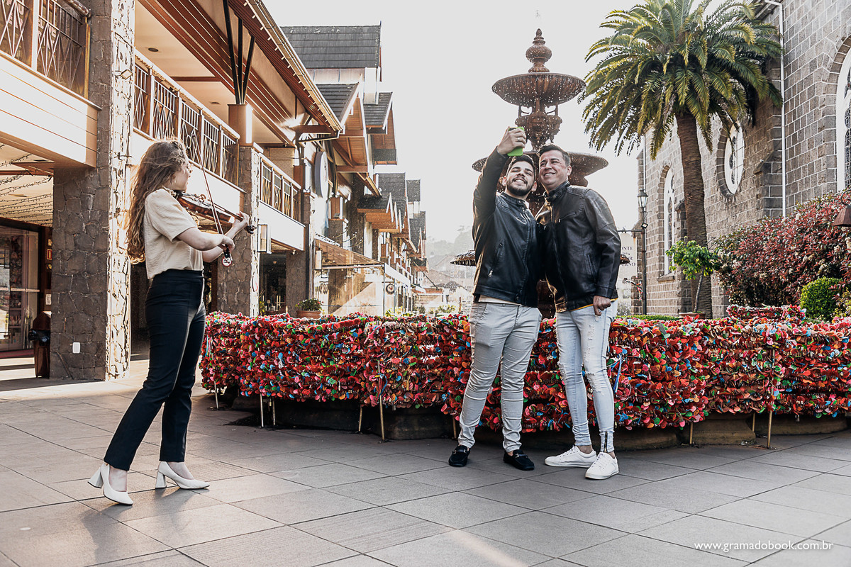 pedido de casamento gay lgbt gramado serra gaucha pride fotografo em gramado fotos violinista fonte do amor