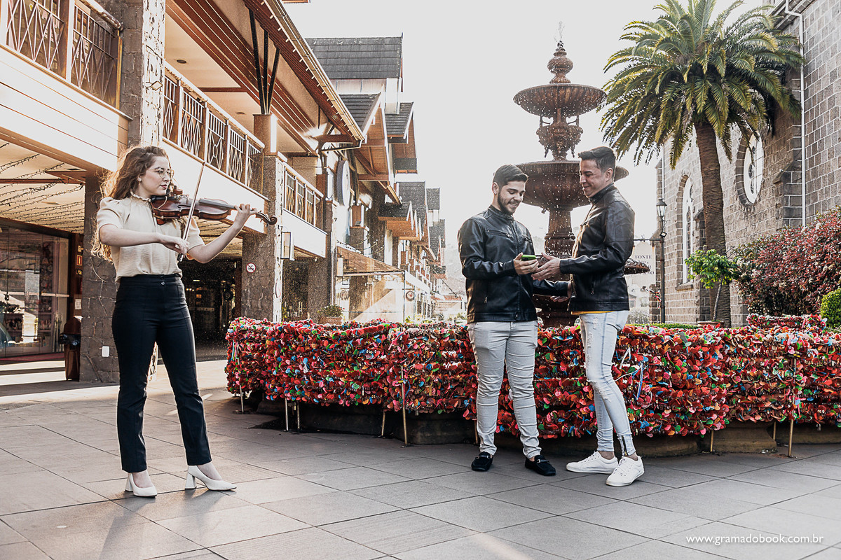 pedido de casamento gay lgbt gramado serra gaucha pride fotografo em gramado fotos violinista fonte do amor