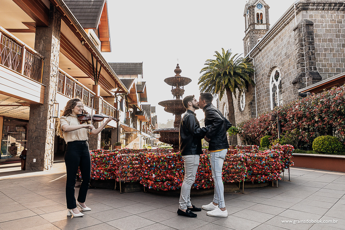 pedido de casamento gay lgbt gramado serra gaucha pride fotografo em gramado fotos violinista fonte do amor