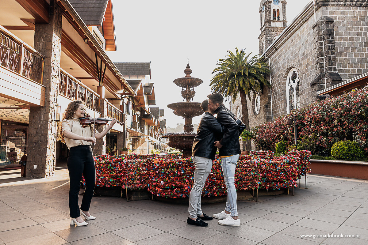 pedido de casamento gay lgbt gramado serra gaucha pride fotografo em gramado fotos violinista fonte do amor