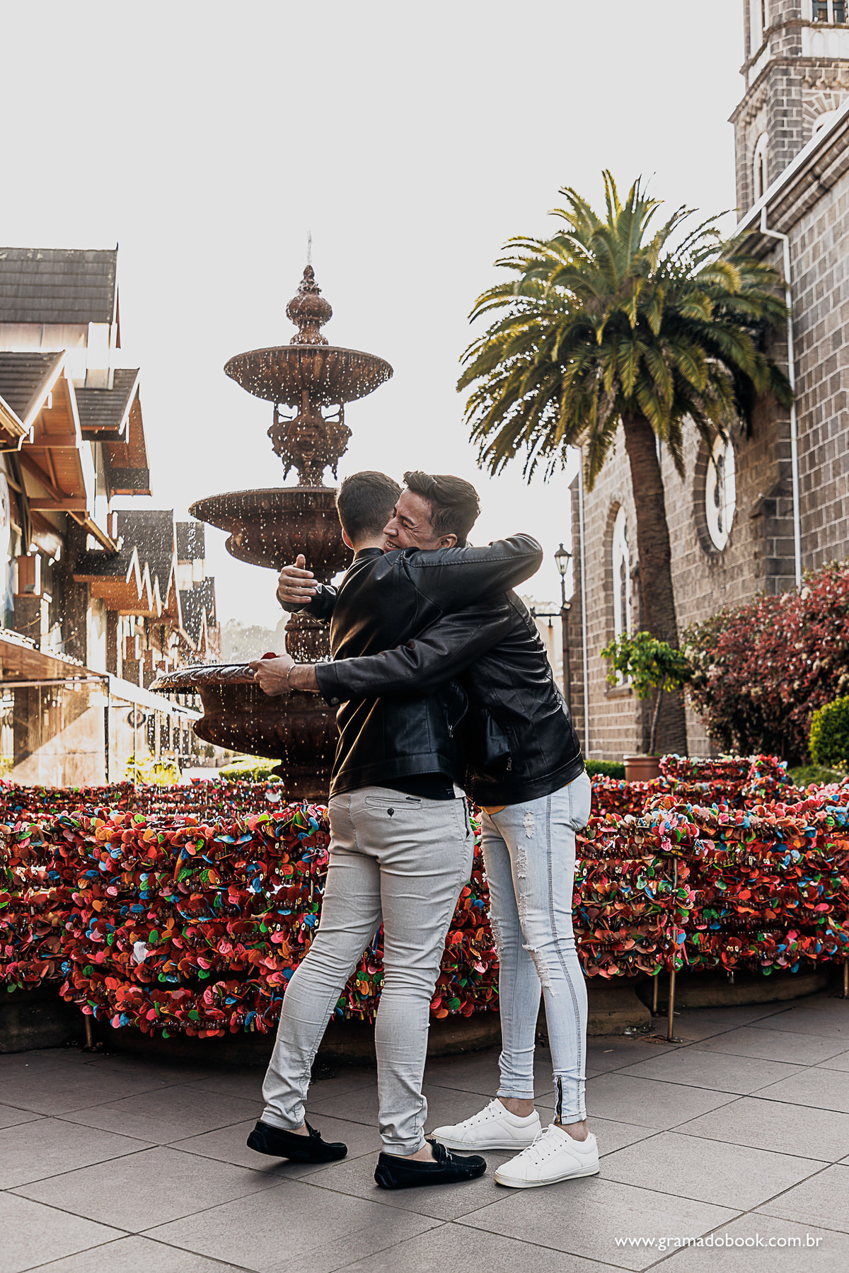 pedido de casamento gay lgbt gramado serra gaucha pride fotografo em gramado fotos violinista fonte do amor