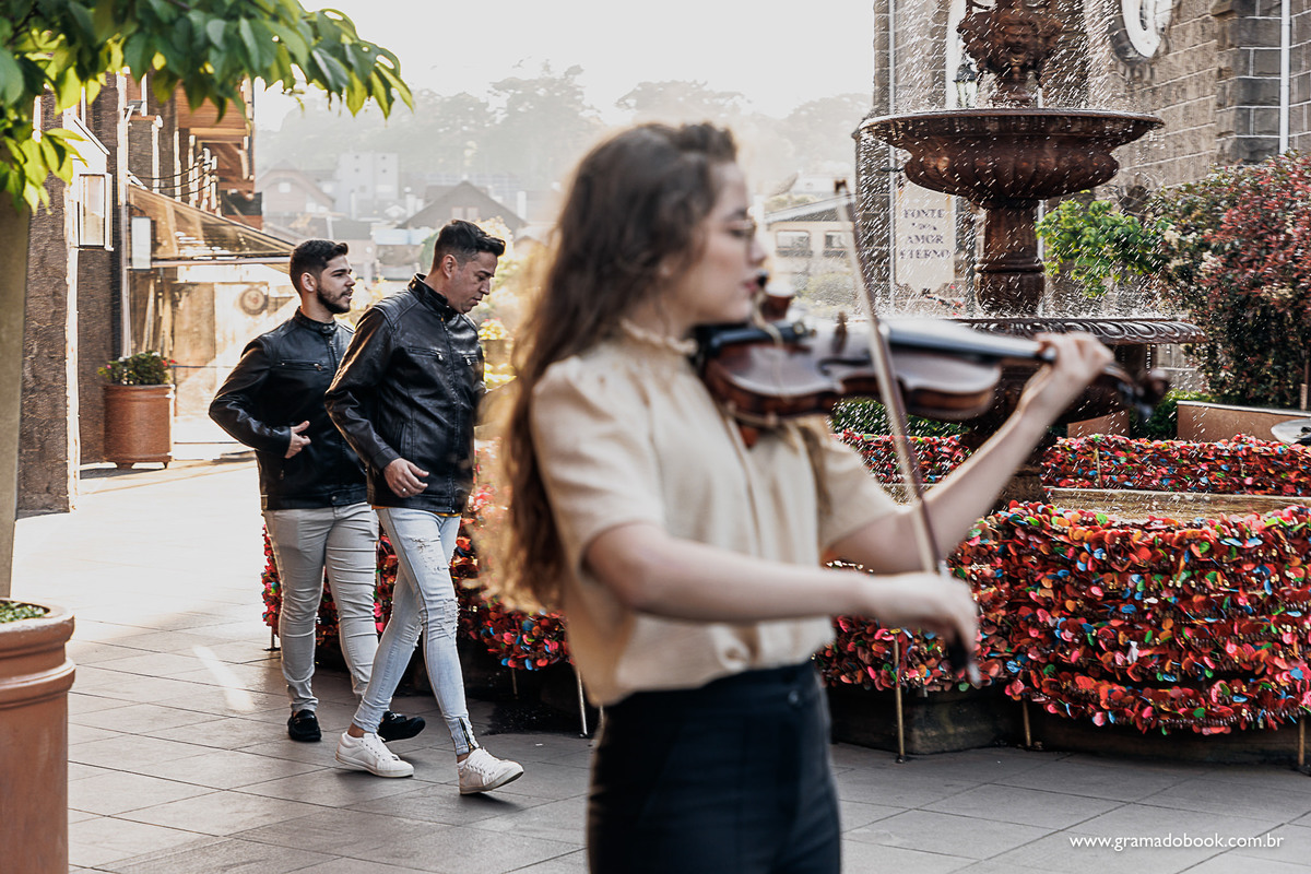 pedido de casamento gay lgbt gramado serra gaucha pride fotografo em gramado fotos violinista fonte do amor