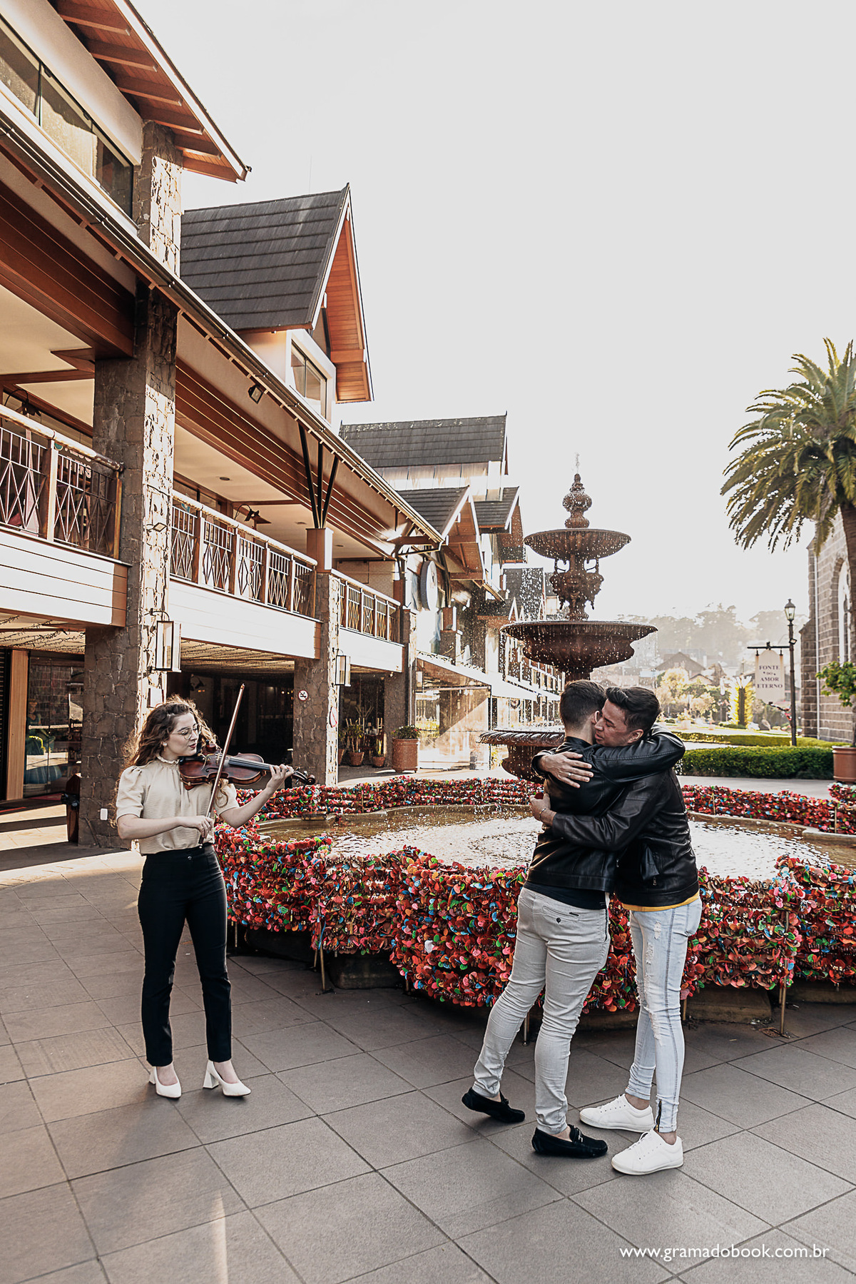 pedido de casamento gay lgbt gramado serra gaucha pride fotografo em gramado fotos violinista fonte do amor
