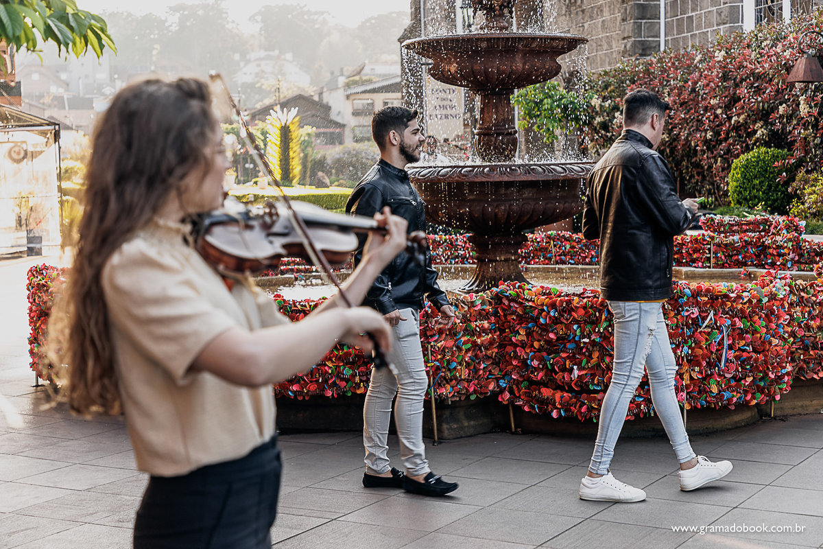 pedido de casamento gay lgbt gramado serra gaucha pride fotografo em gramado fotos violinista fonte do amor