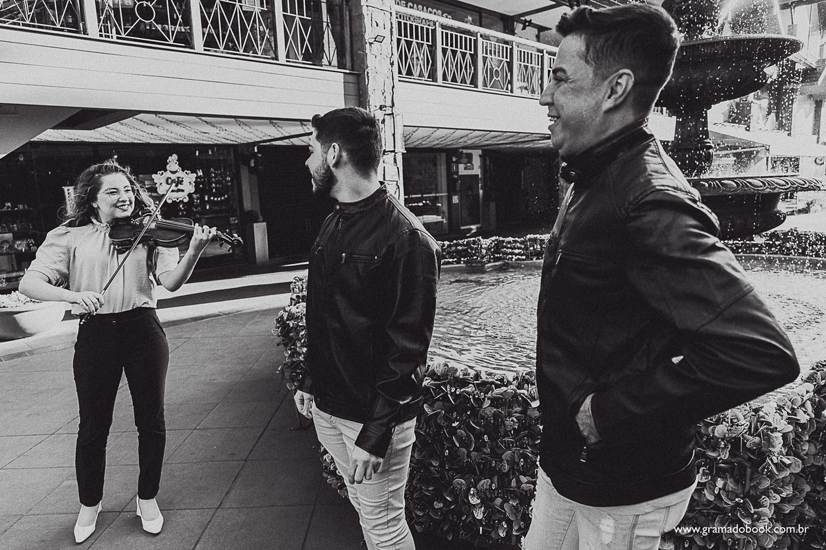 pedido de casamento gay lgbt gramado serra gaucha pride fotografo em gramado fotos violinista fonte do amor