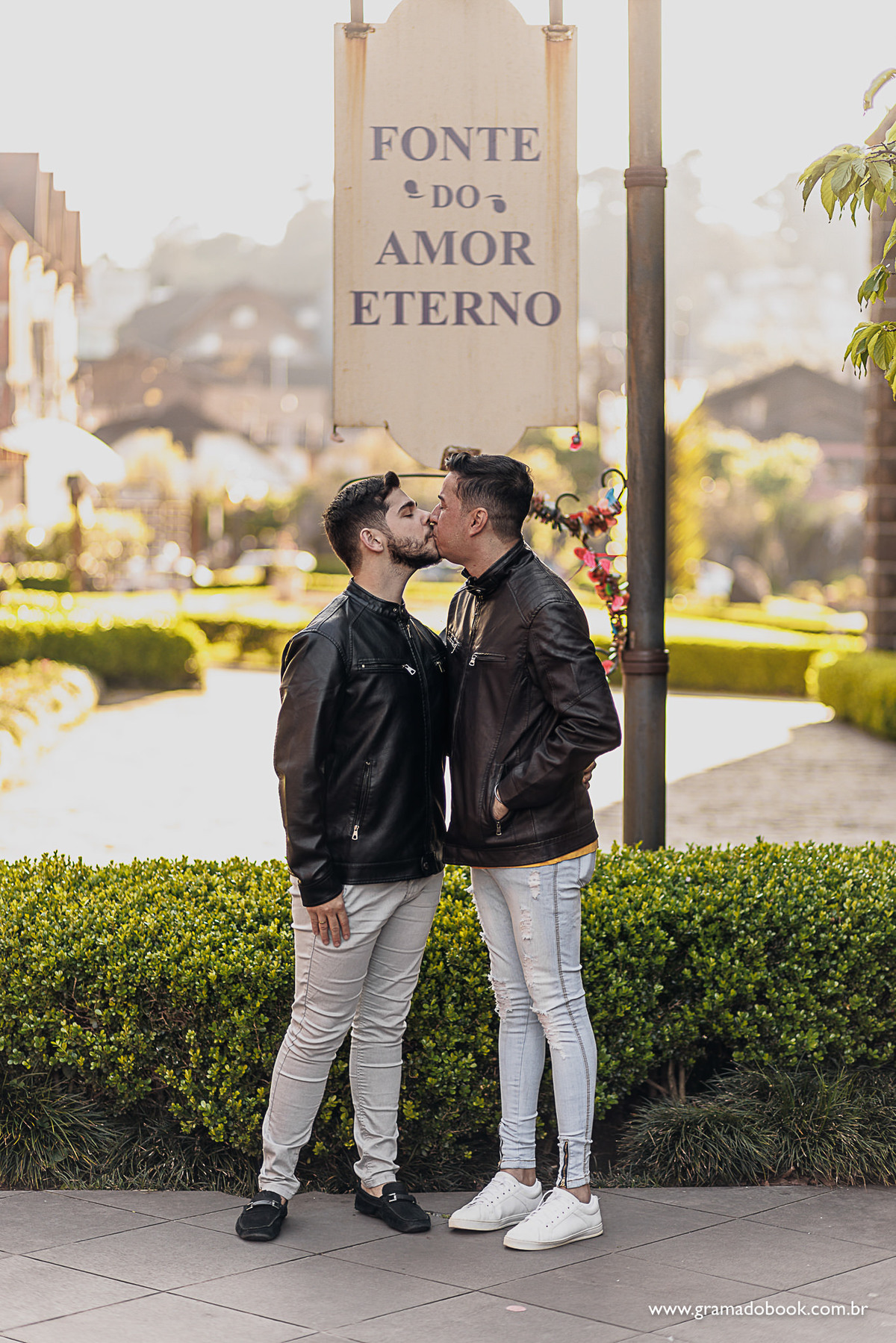 pedido de casamento gay lgbt gramado serra gaucha pride fotografo em gramado fotos violinista fonte do amor