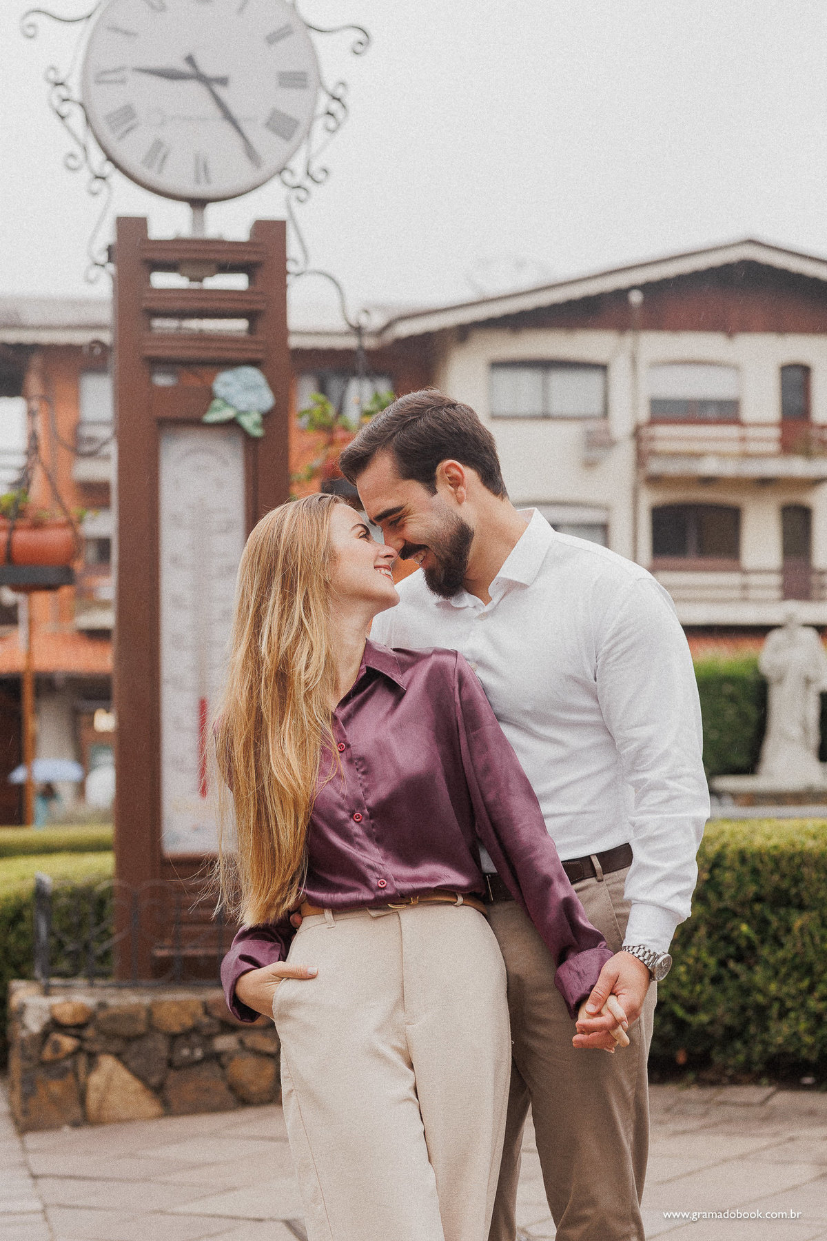 casal apaixonado gramado restaurante ruas frio