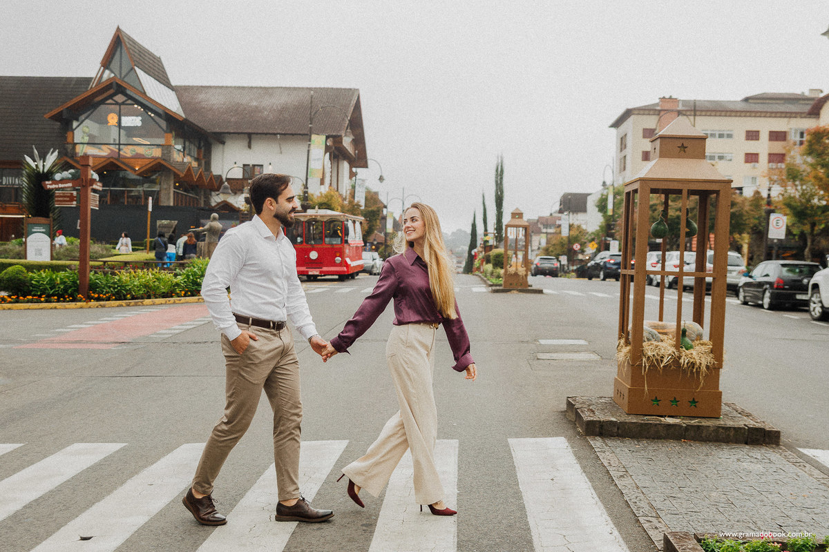 casal atravessando rua gramado faixa pedrestre sem semaforo fotografia