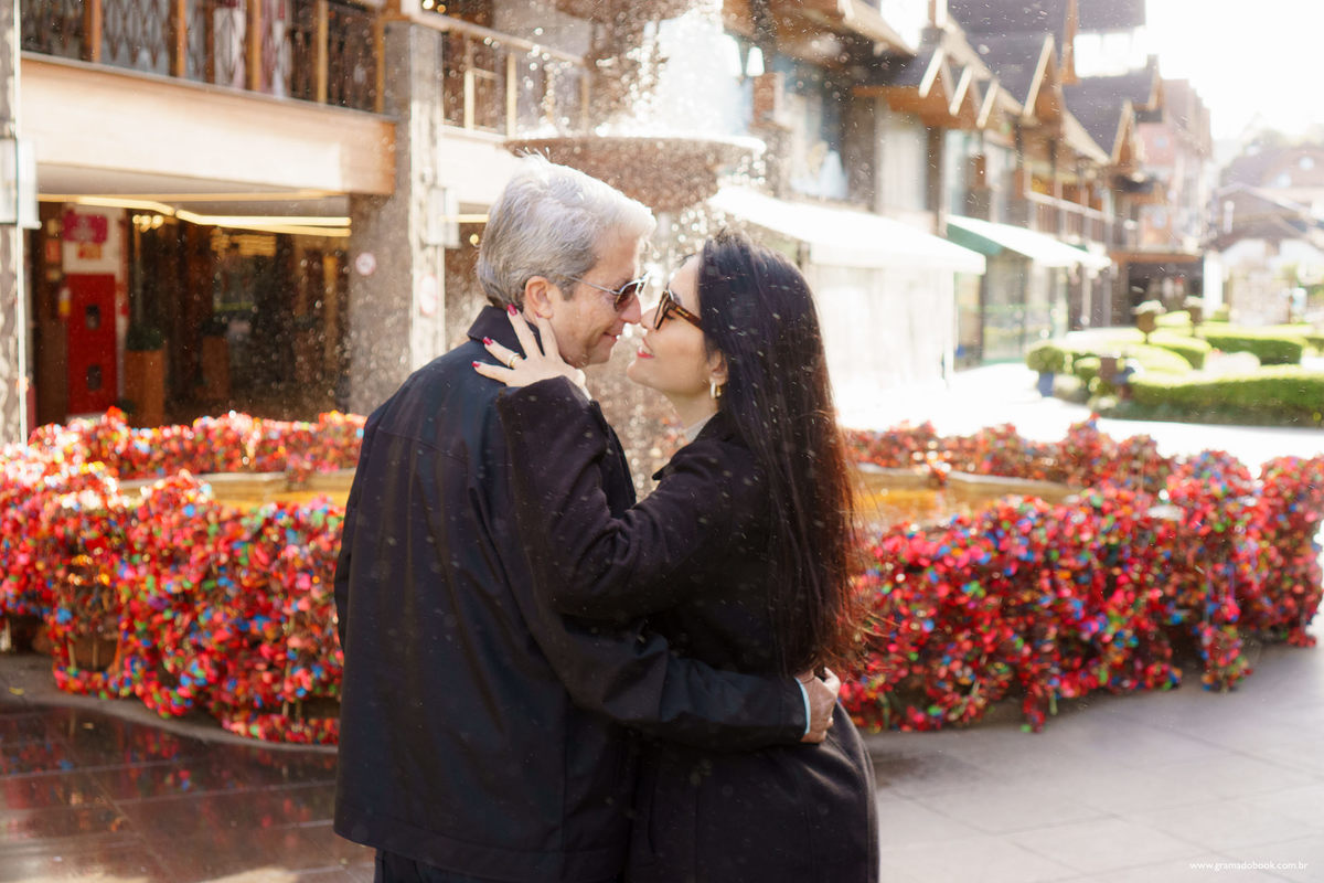 Casal se beijando na fonte do amor eterno