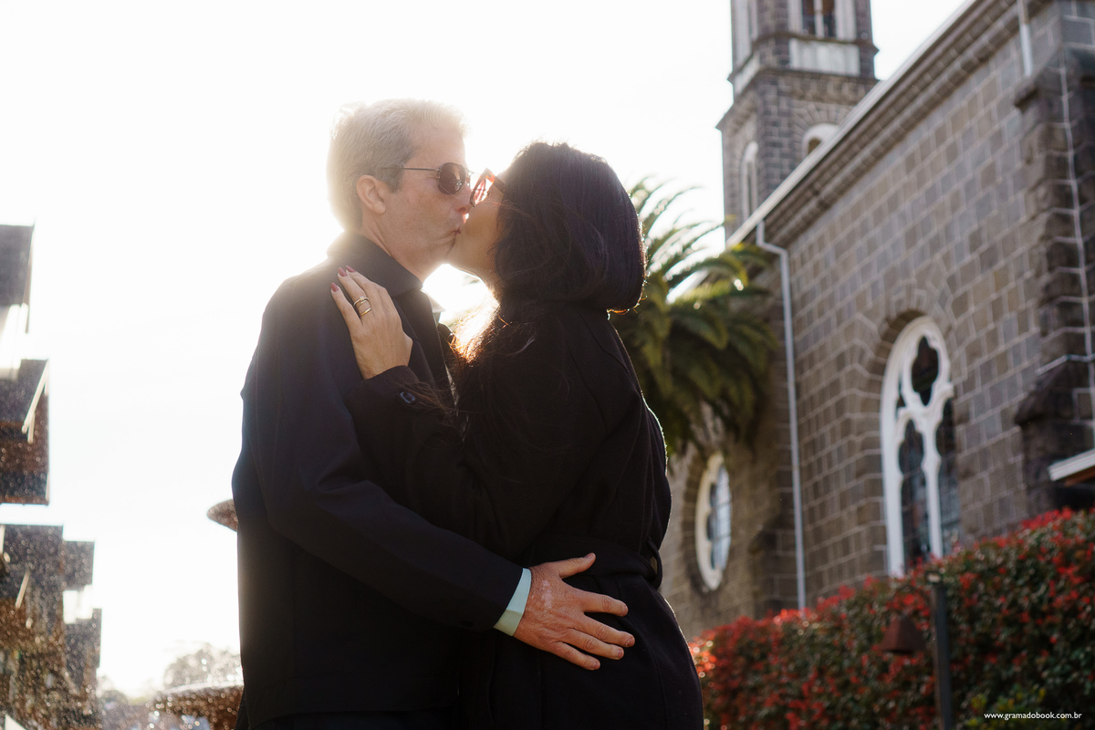casal se beijando em passeio em gramado