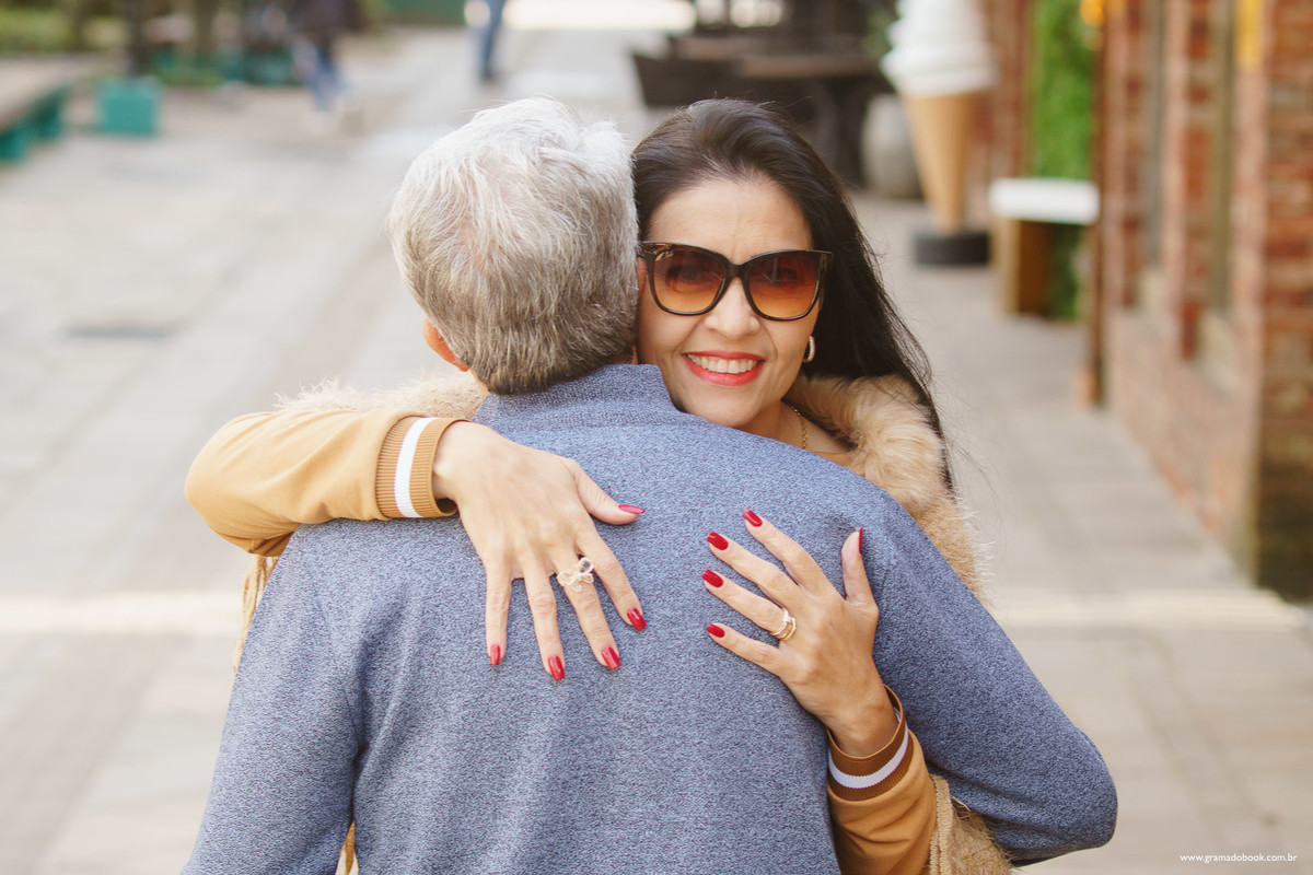 pedido de casamento surpresa em gramado tipo ensaio pela cidade