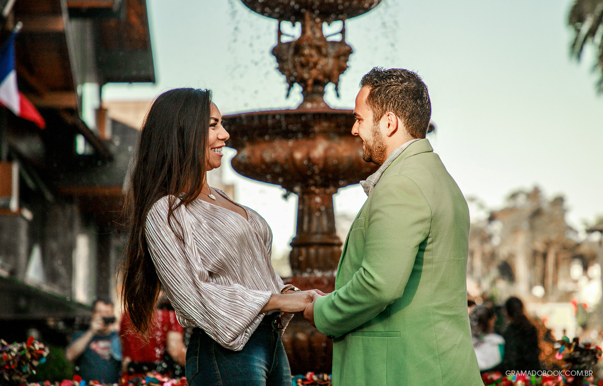 pedido de casamento em gramado fonte do amor eterno fotografo fotografia book ensaio surpresa violino restaurante natal luz