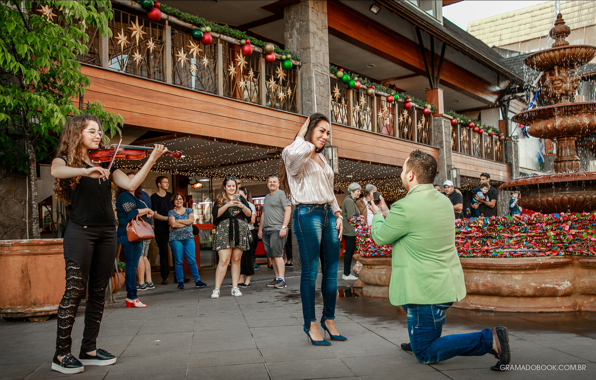 pedido de casamento em gramado fonte do amor eterno fotografo fotografia book ensaio surpresa violino restaurante natal luz