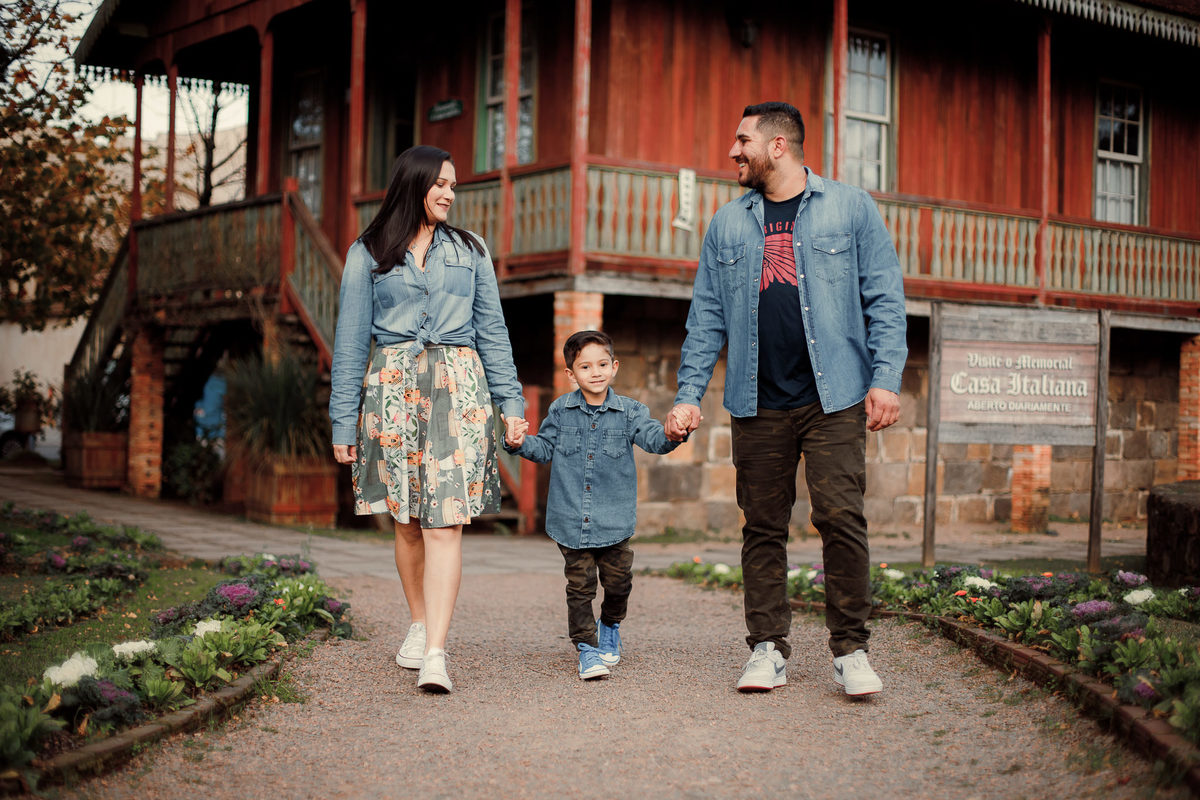 ensaio book em familia em gramado fotografo profissional fotos em gramado tour casal passeio gramadobook